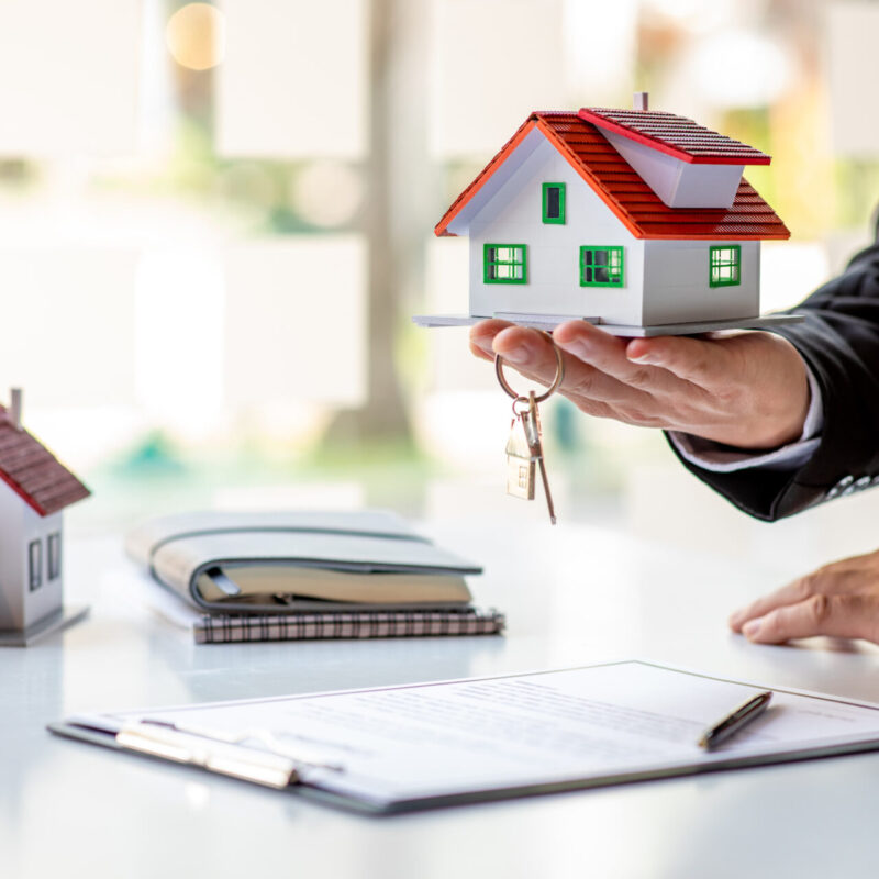 What Factors Should Businesses Consider When Selecting a Commercial Mortgage Broker in Toronto?